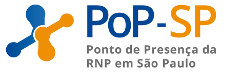 Logo do Ponto de Presença da Rede Nacional de Pesquisa: em azul em um fundo branco, alinhado à esquerda da imagem, um quadrado azul com o contorno do estado de São Paulo e um ramificações eletrônicas. Do lado direito do quadrado azul, as letras PoP-SP ocupam a parte inferior.