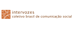 Logo do Intervozes, laranja em fundo branco: um quadrado com vértices arredondados com arcos de círculo brancos de larguras diversas atravessando-o; à direita, em duas linhas com altura total pouco menor que a do quadrado, os textos 'intervozes' (na primeira liha) e 'coletivo brasil de comunicação social (na segunda linha).